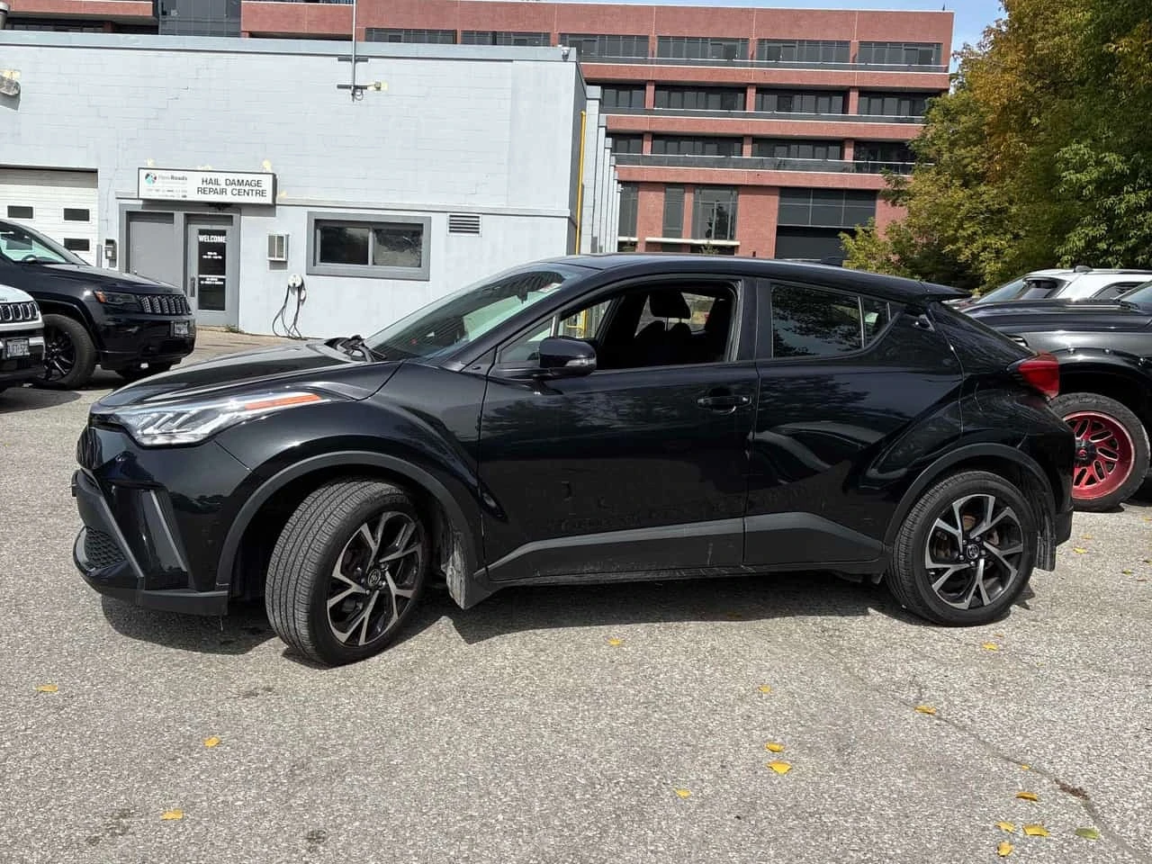 Toyota C-HR XLE Premium | CARFAX | АВТОФИНАНСИРАНЕ, снимка 3 - Автомобили и джипове - 56185752