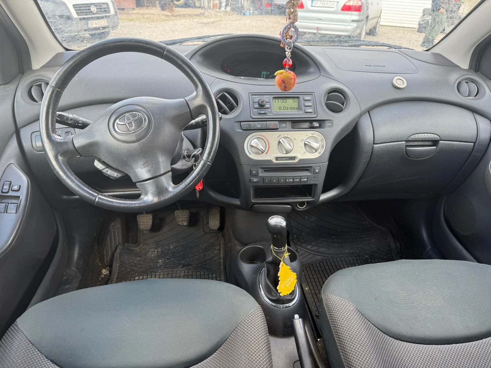 Toyota Yaris 1.0i-65PS - изображение 9