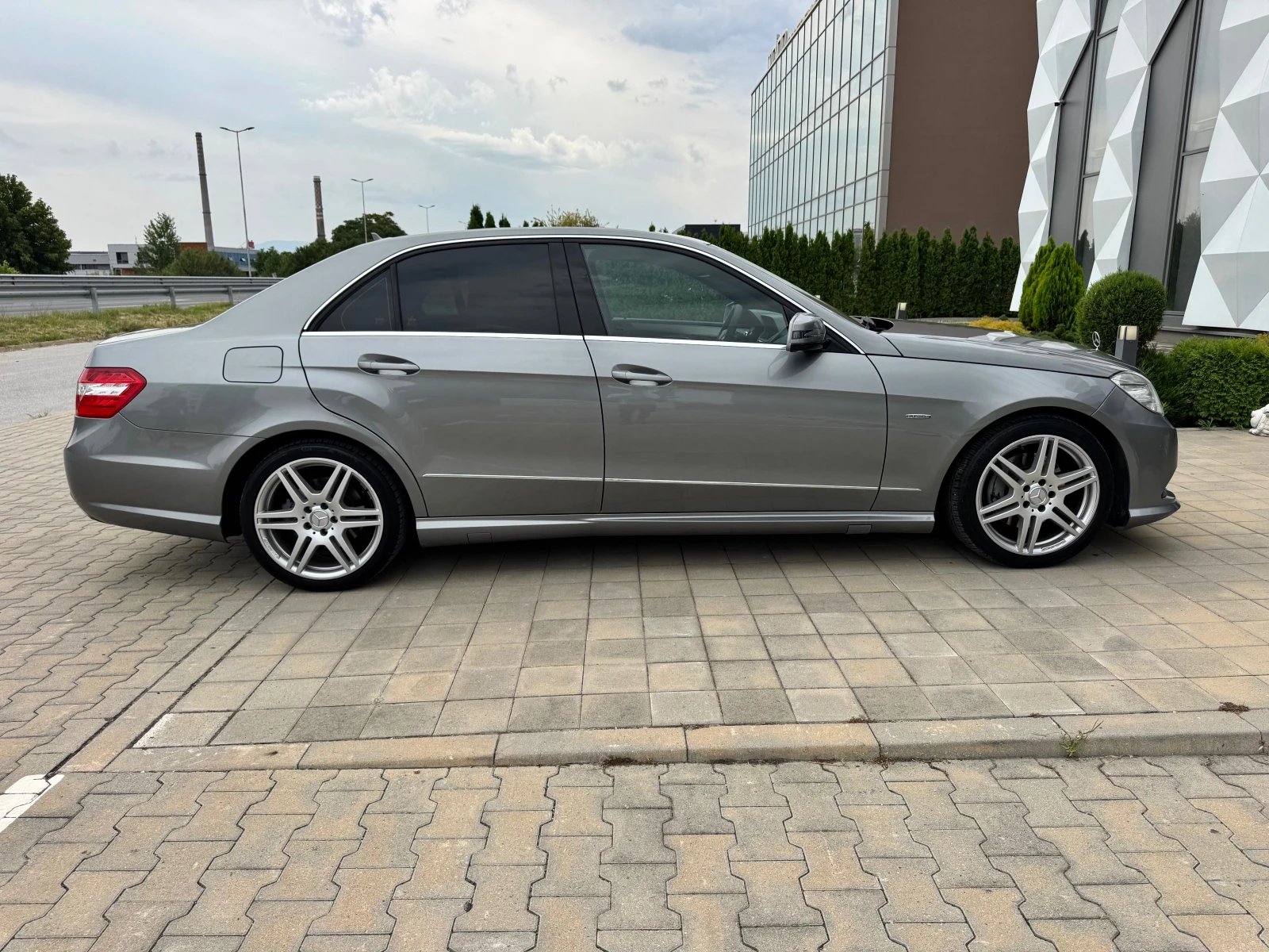 Mercedes-Benz E 350 AMG-PREMIUM-DISTRONIC-LANE-BLIND-SPOT-HARMAN/KARDO - изображение 4
