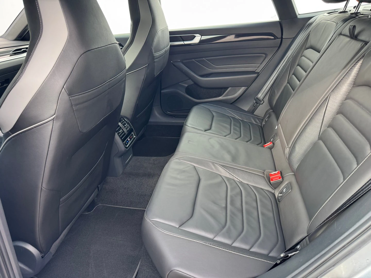 VW Arteon R-Line 2.0 TDI SCR DSG, снимка 7 - Автомобили и джипове - 54353494