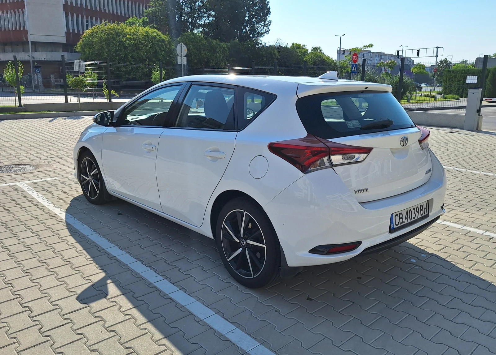Toyota Auris, снимка 4 - Автомобили и джипове - 55342642