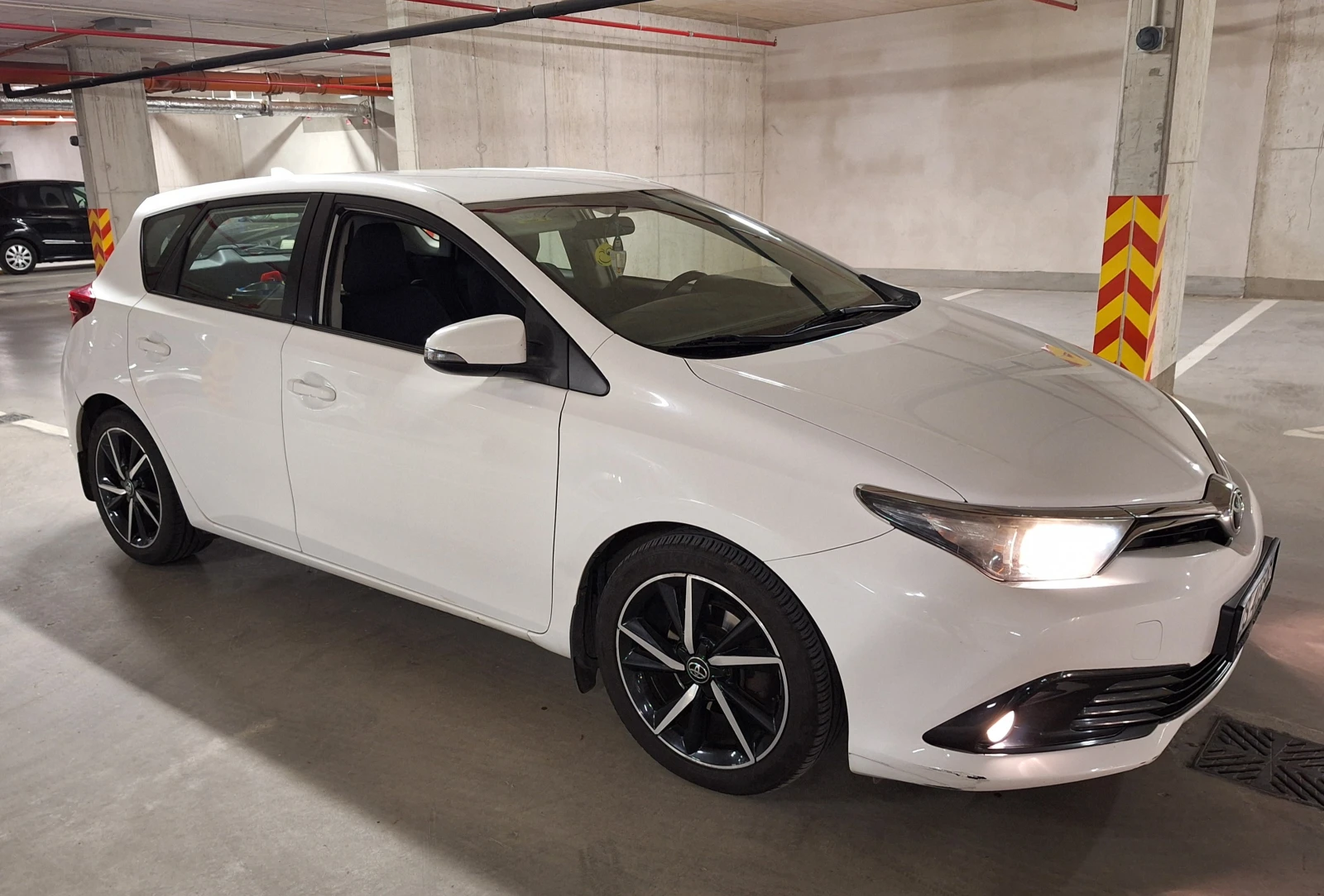 Toyota Auris, снимка 12 - Автомобили и джипове - 55342642