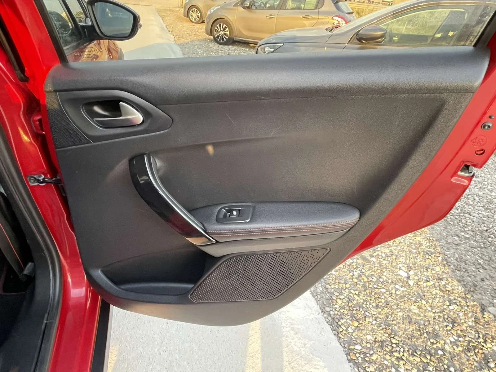 Peugeot 2008 1.6 eHDI, снимка 11 - Автомобили и джипове - 55590717