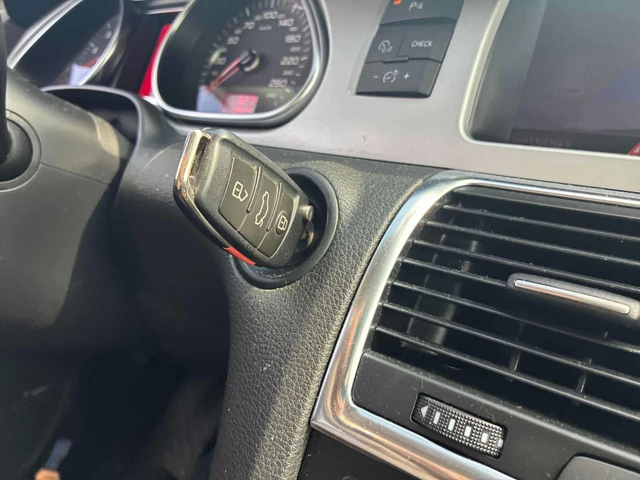 Audi Q7 * 3.0L Sport * CARFAX * ЦЕНА ДО БГ, снимка 10 - Автомобили и джипове - 53968112