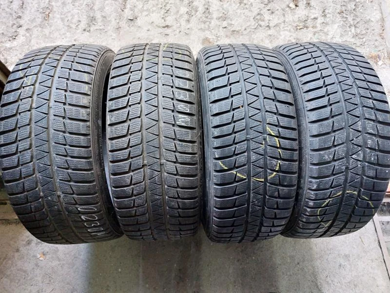 Гуми Зимни 225/40R18, снимка 1 - Гуми и джанти - 37110637