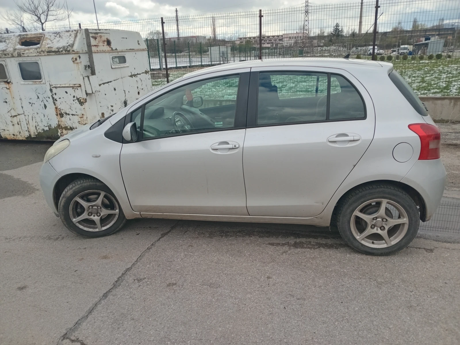 Toyota Yaris 1298 - изображение 2