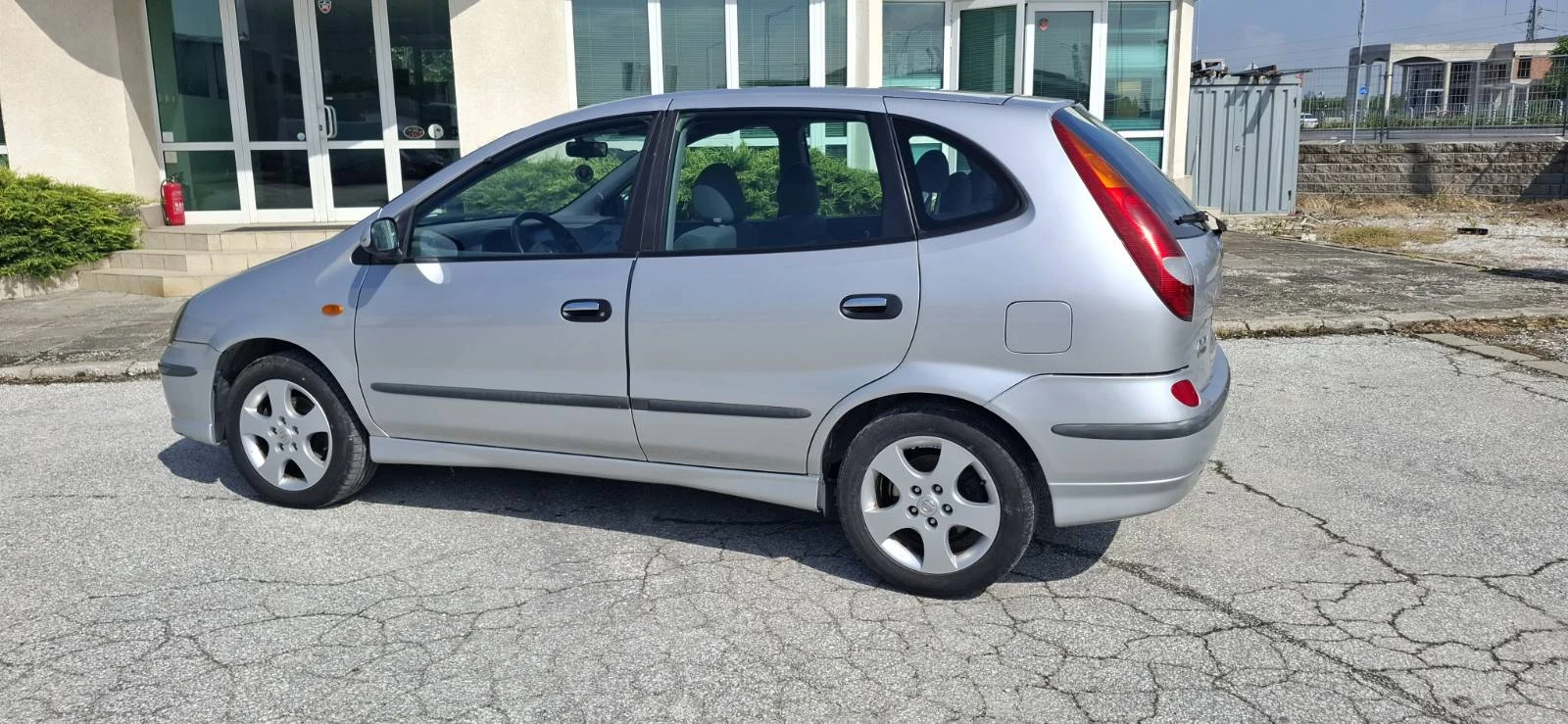 Nissan Almera tino, снимка 12 - Автомобили и джипове - 54759611