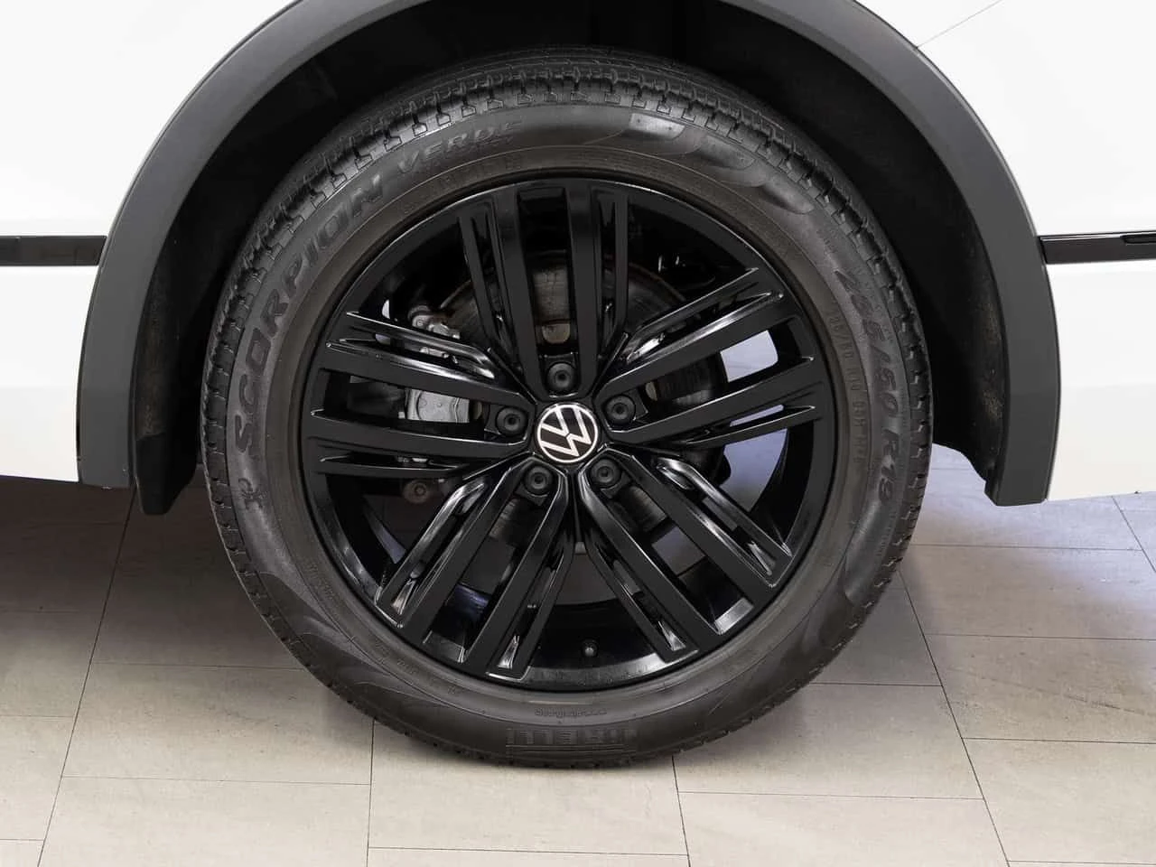 VW Tiguan R-LINE | AWD | Pano Roof | BSM | CarPlay | Mobile.bg � ����������� 7