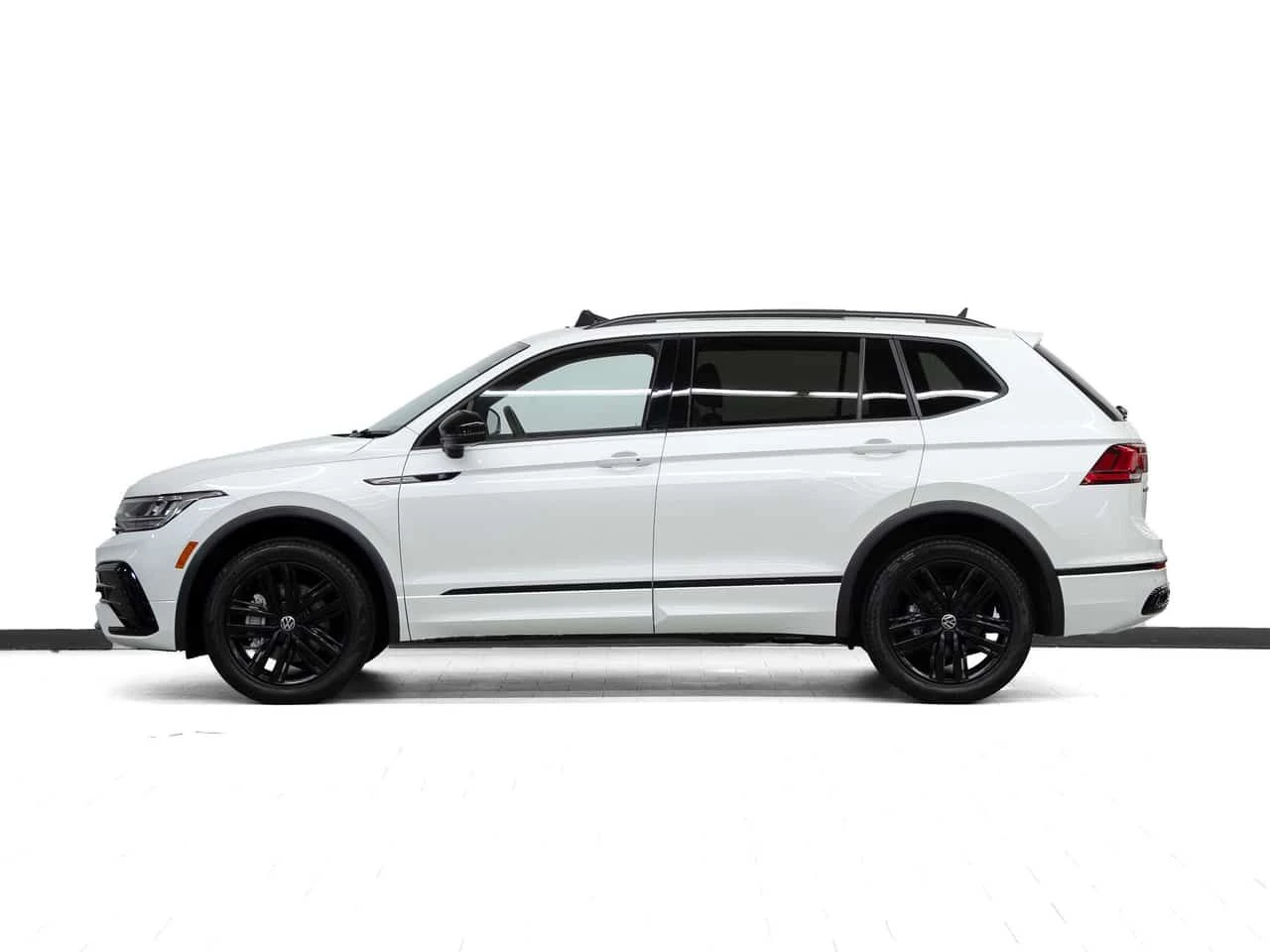 VW Tiguan R-LINE | AWD | Pano Roof | BSM | CarPlay | Mobile.bg � ����������� 5