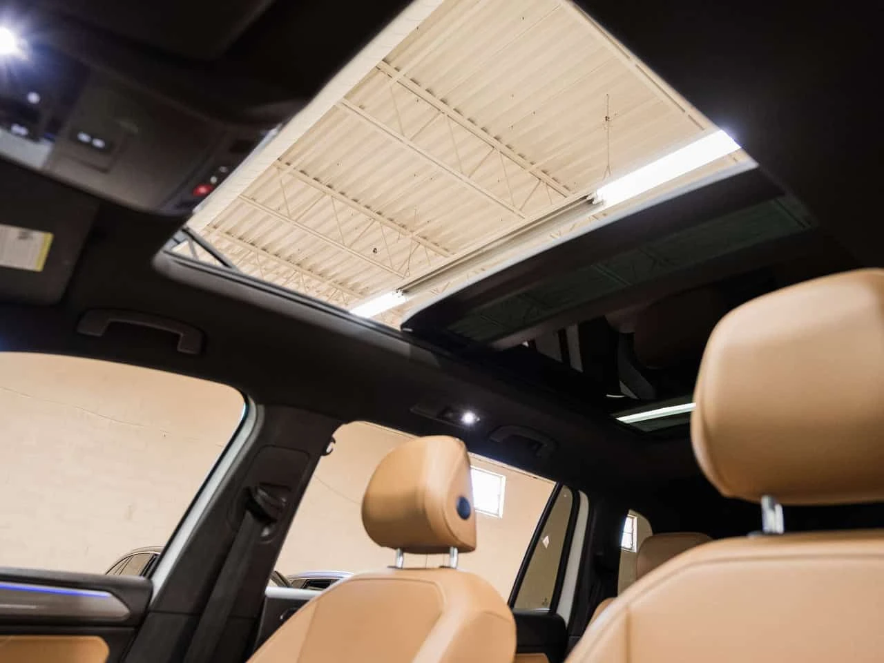 VW Tiguan R-LINE | AWD | Pano Roof | BSM | CarPlay | Mobile.bg � ����������� 13