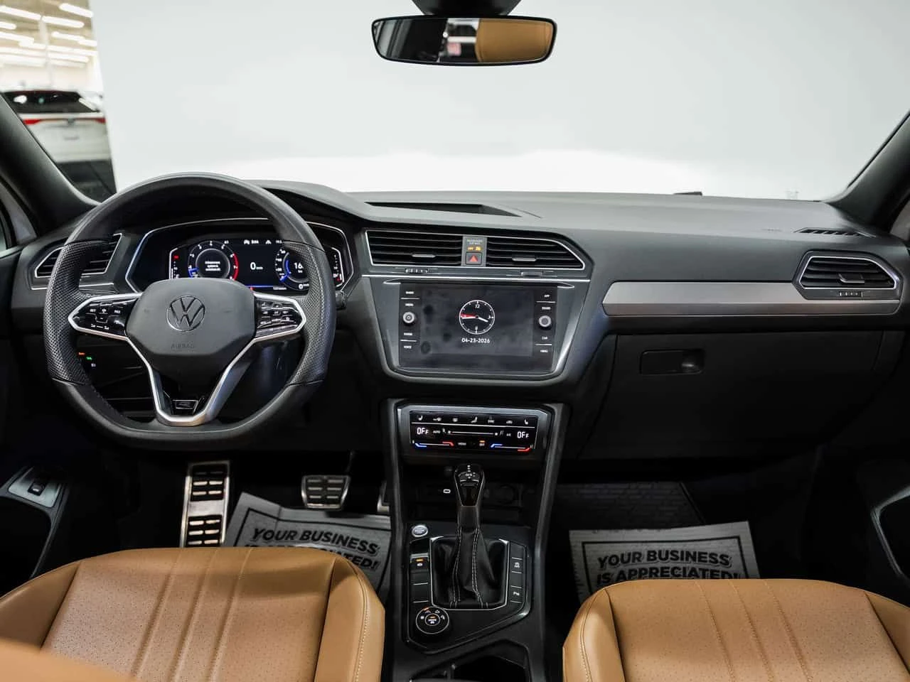 VW Tiguan R-LINE | AWD | Pano Roof | BSM | CarPlay | Mobile.bg � ����������� 8
