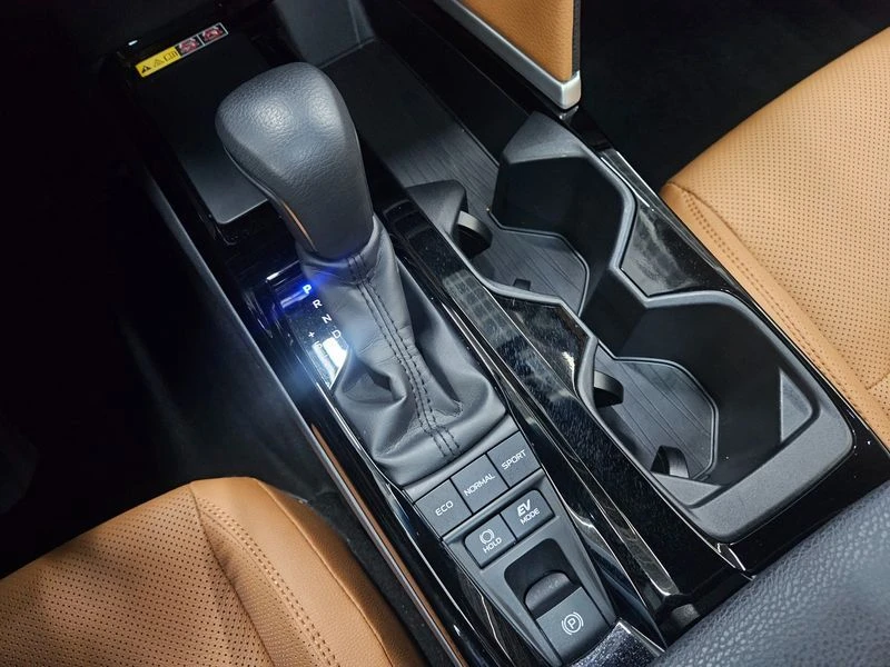 Toyota Camry 2.5 XLE Hybrid| 208к.с.| ВКЛ.ТЕХНОТЕСТ, снимка 9 - Автомобили и джипове - 55119923