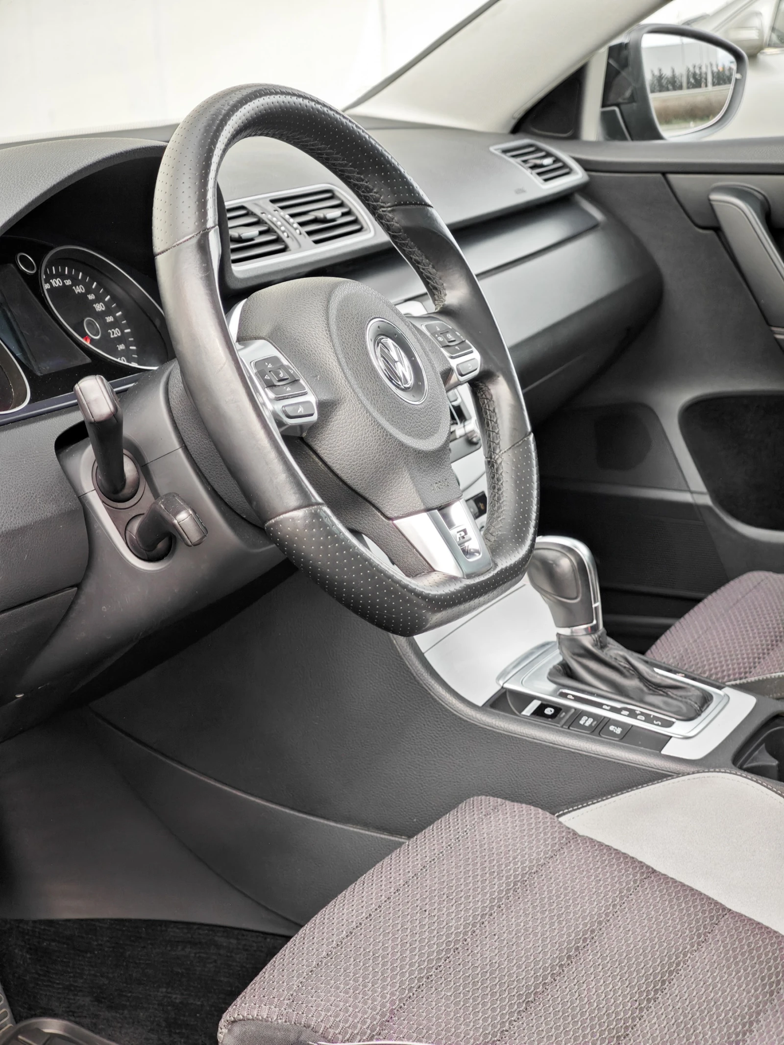 VW Passat R-Line 2.0 TDI, снимка 7 - Автомобили и джипове - 53995003