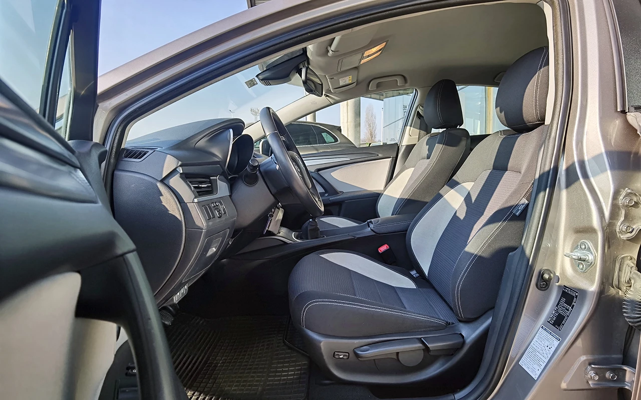 Toyota Avensis 1.6, снимка 5 - Автомобили и джипове - 54469631