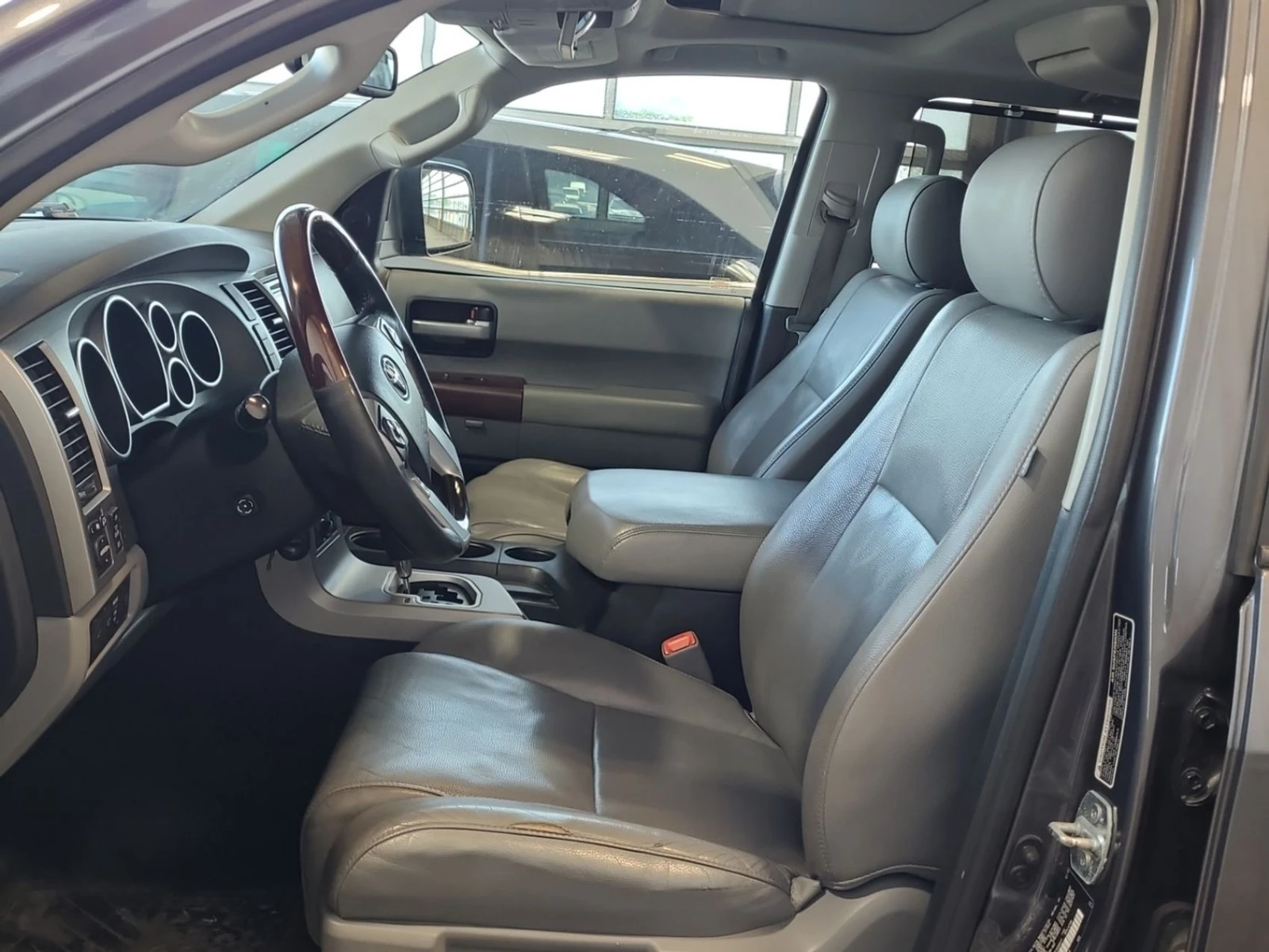 Toyota Sequoia PLATINUM Автокредит Цена до България, снимка 6 - Автомобили и джипове - 55434197