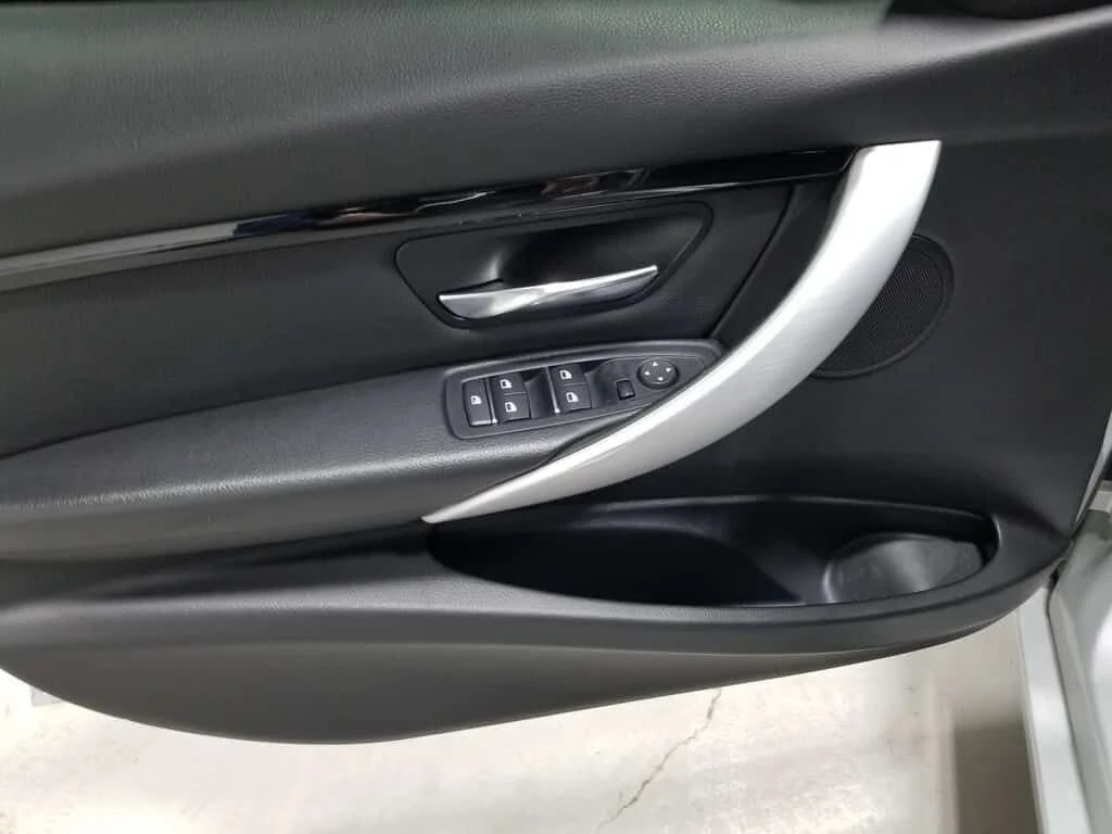 BMW 330 * i xDrive NAVIGATION| LEATHER| MOONROOF * CARFAX , снимка 9 - Автомобили и джипове - 54138941