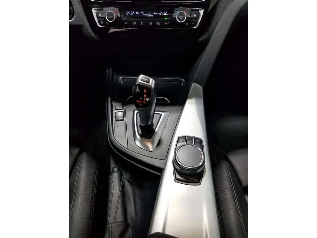 BMW 330 * i xDrive NAVIGATION| LEATHER| MOONROOF * CARFAX , снимка 14 - Автомобили и джипове - 54138941