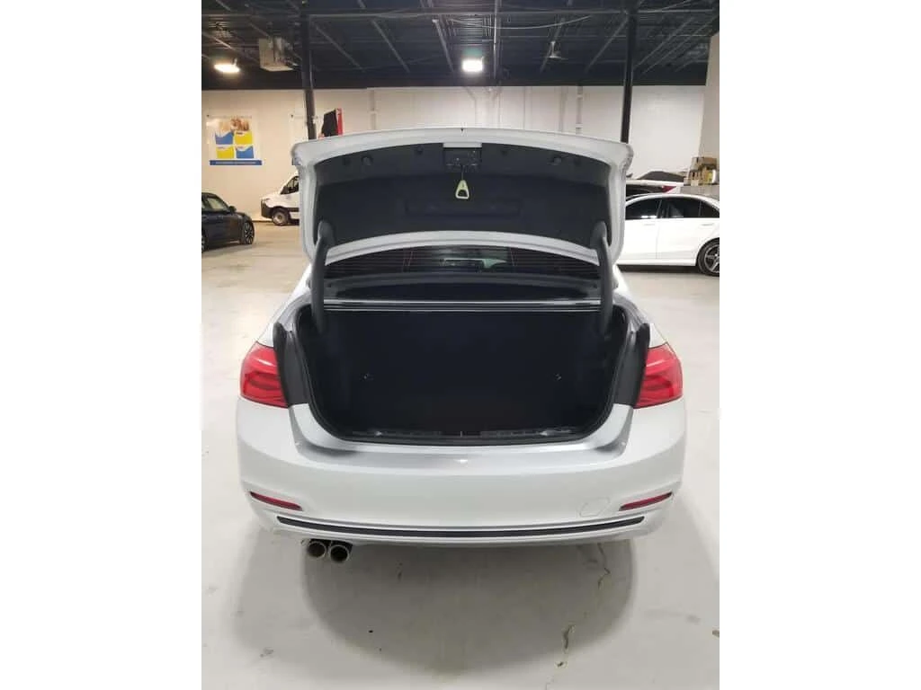 BMW 330 * i xDrive NAVIGATION| LEATHER| MOONROOF * CARFAX , снимка 17 - Автомобили и джипове - 54138941