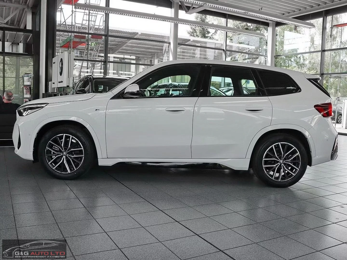 BMW iX1 xDrive30/313HP/M-SPORT/CAM/KED/DIGI/NAVI/320q, снимка 3 - Автомобили и джипове - 54603057