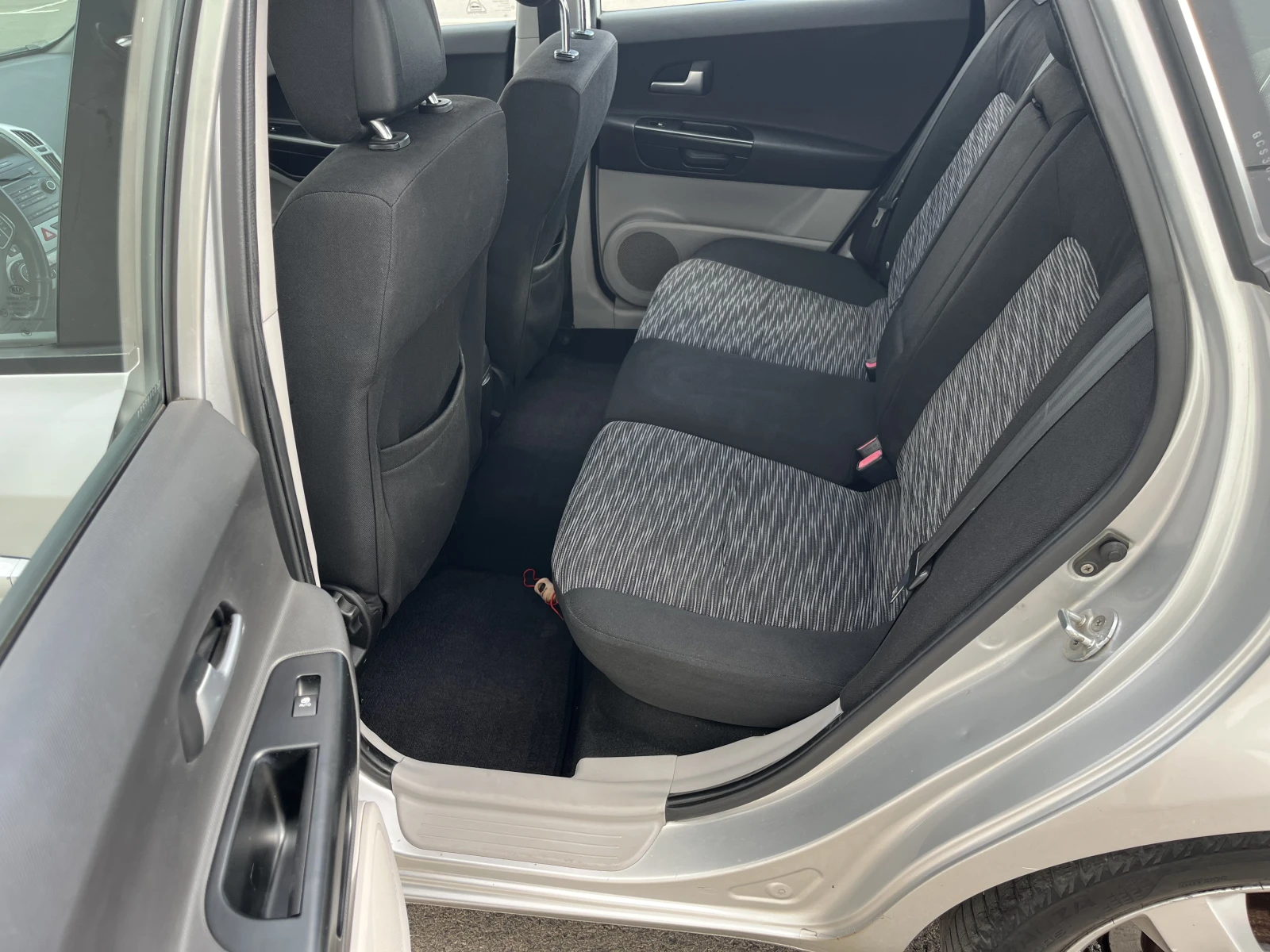 Kia Ceed EX 2.0 CRDI, снимка 15 - Автомобили и джипове - 55417501