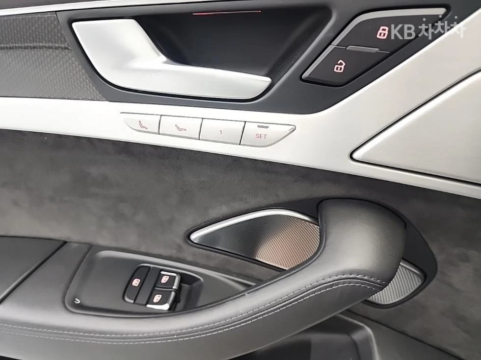 Audi S8 B&O* CARBON* МАСАЖ* ОБДУХ* 360* DISTR, снимка 12 - Автомобили и джипове - 55539237