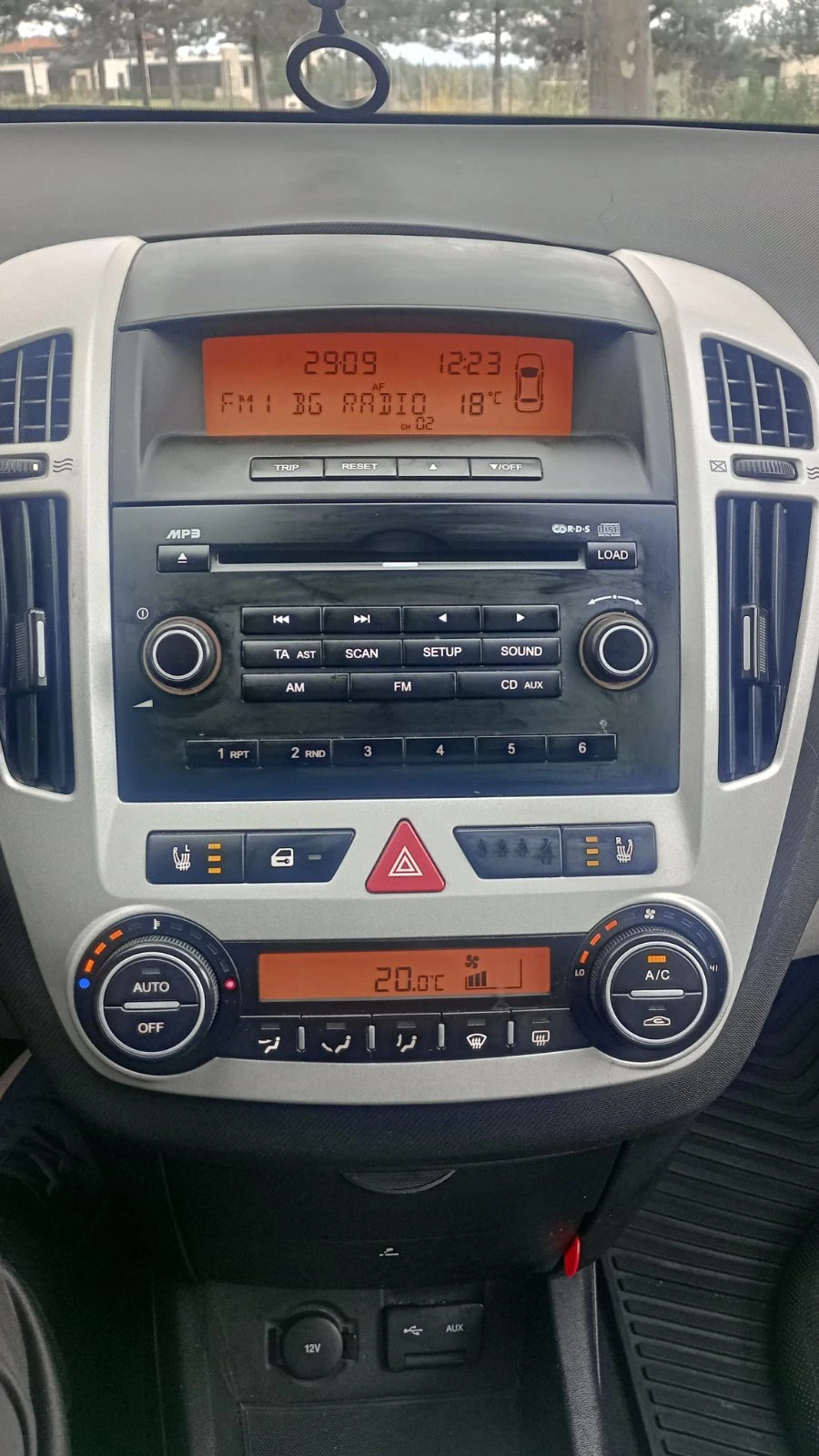 Kia Ceed 1.6 CRDI, снимка 9 - Автомобили и джипове - 56288272