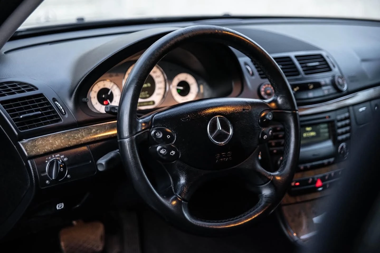 Mercedes-Benz E 200, снимка 10 - Автомобили и джипове - 56483928