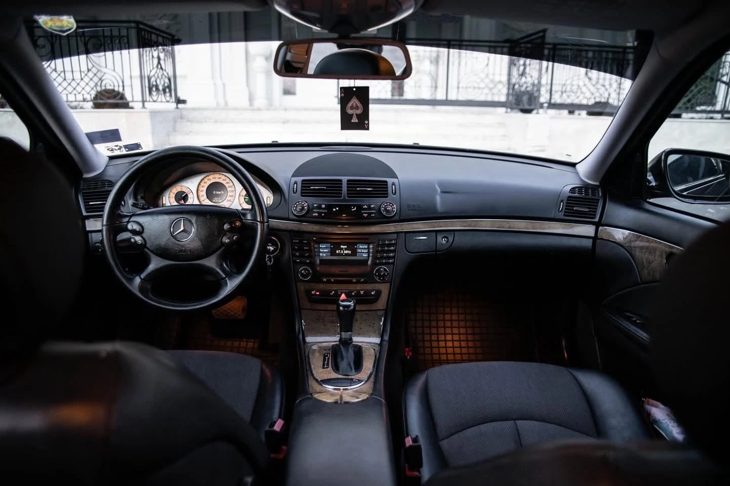 Mercedes-Benz E 200, снимка 9 - Автомобили и джипове - 56483928