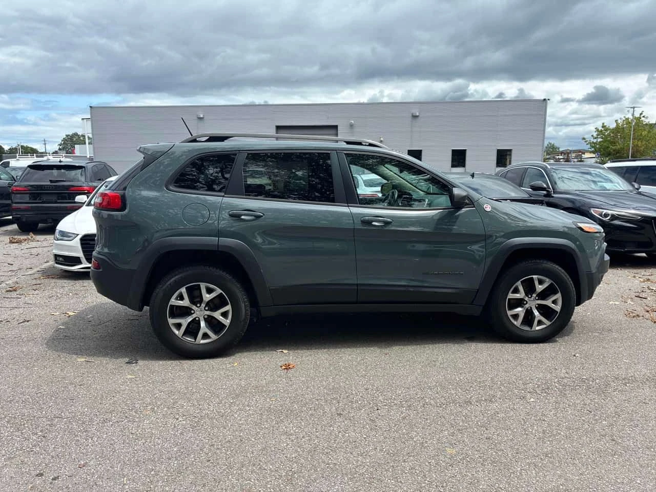 Jeep Cherokee * Trailhawk * CARFAX * БЕЗ ПЪРВОНАЧАЛНА ВНОСКА, снимка 3 - Автомобили и джипове - 55398020