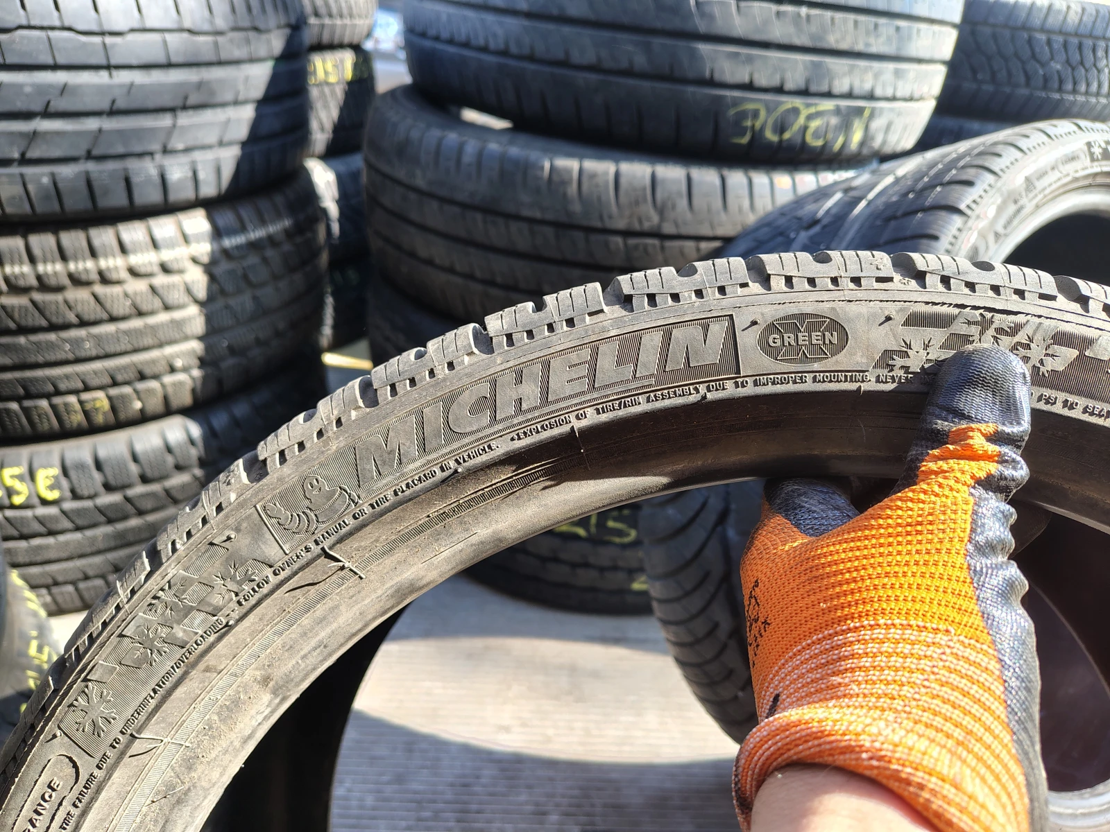Гуми Зимни 275/30R20, снимка 4 - Гуми и джанти - 55841687