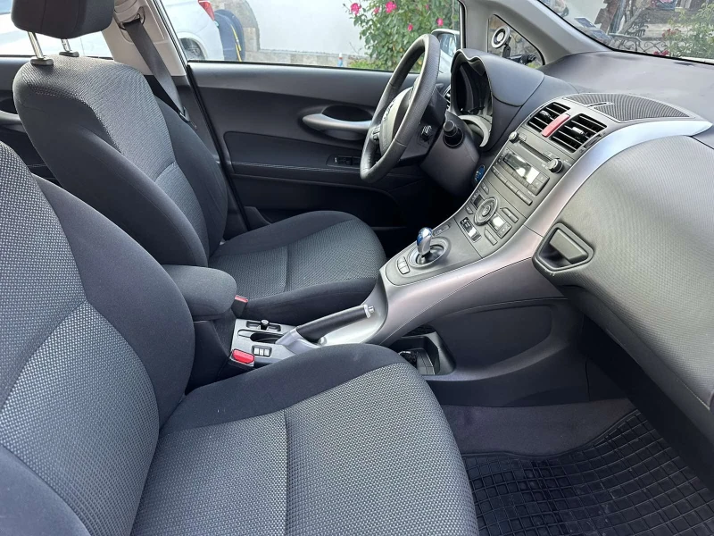 Toyota Auris, снимка 10 - Автомобили и джипове - 52289403