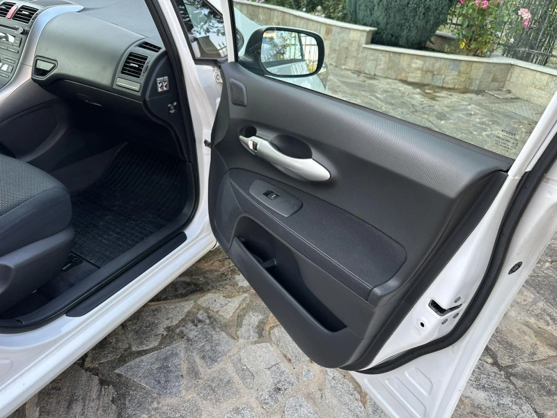 Toyota Auris, снимка 12 - Автомобили и джипове - 52289403