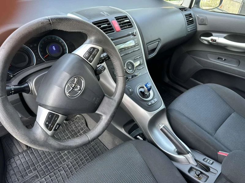 Toyota Auris, снимка 9 - Автомобили и джипове - 52289403