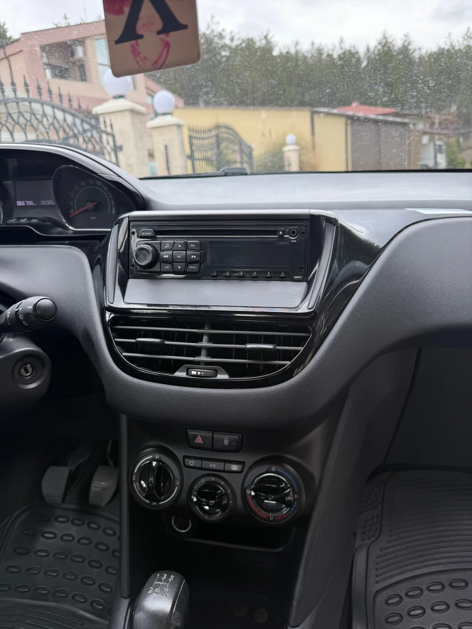 Peugeot 208, снимка 9 - Автомобили и джипове - 53934320