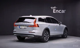 Volvo V60 Cross Country B5* AWD* ULTIMATE* BRIGHT* BOWER* WILKINS* ОБДУХВА, снимка 2