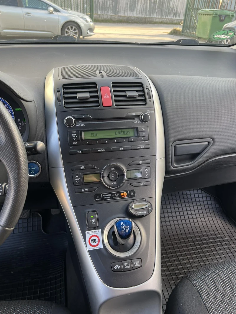 Toyota Auris 1.8 Hybrid Executive, снимка 11 - Автомобили и джипове - 47580237