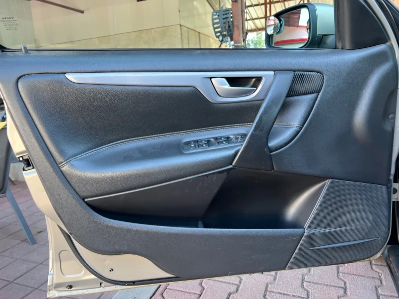 Volvo V70 2.5Т* AWD* АВТОМАТИК* КОЖА* , снимка 15 - Автомобили и джипове - 49198610