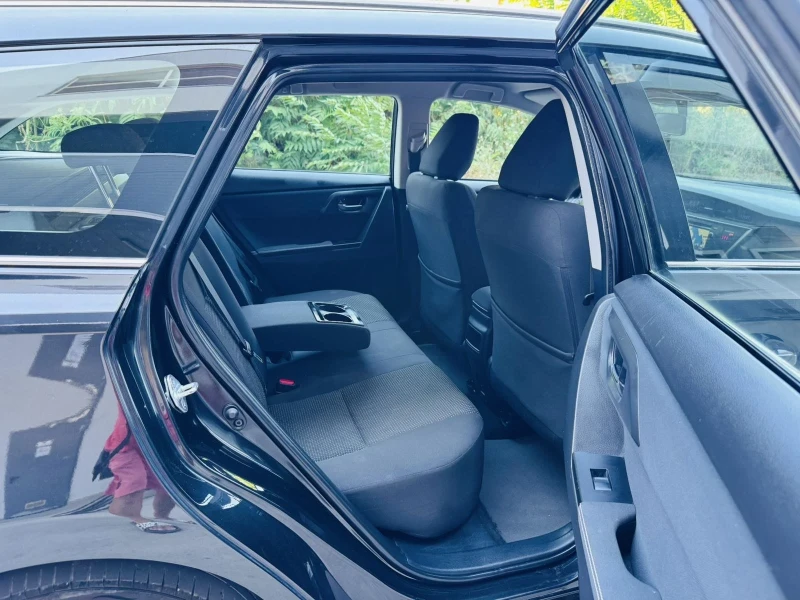 Toyota Auris 1.6i Swiss, снимка 14 - Автомобили и джипове - 50940435