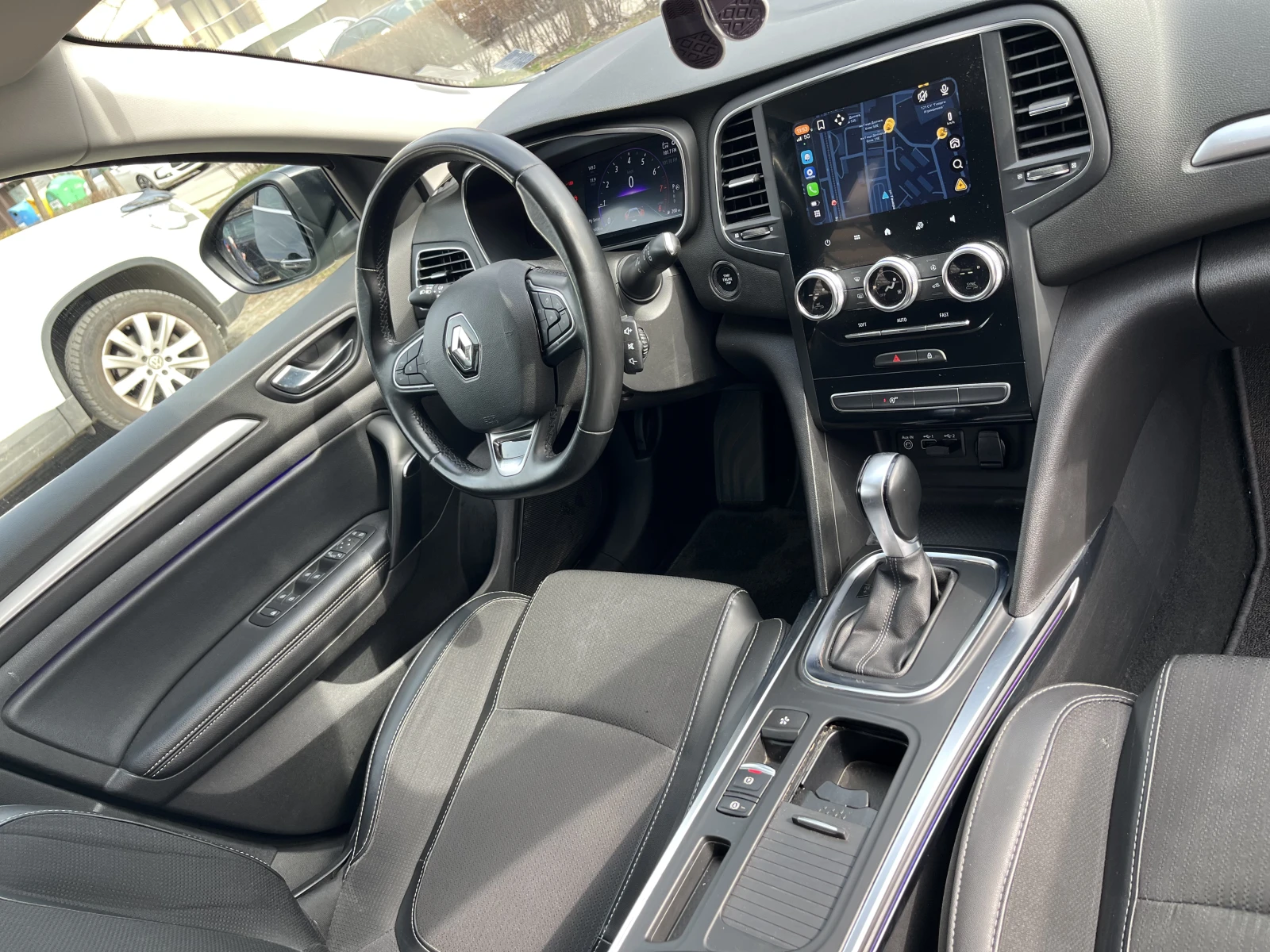 Renault Megane 1.3 TCe, снимка 4 - Автомобили и джипове - 53713494