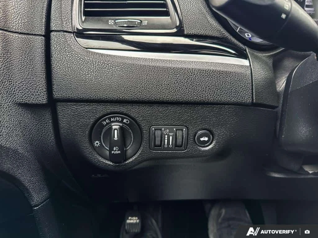 Chrysler 300c * 300S / NO ACCIDENTS / AWD / LEATHER / ROOF / NAV, снимка 12 - Автомобили и джипове - 54055535