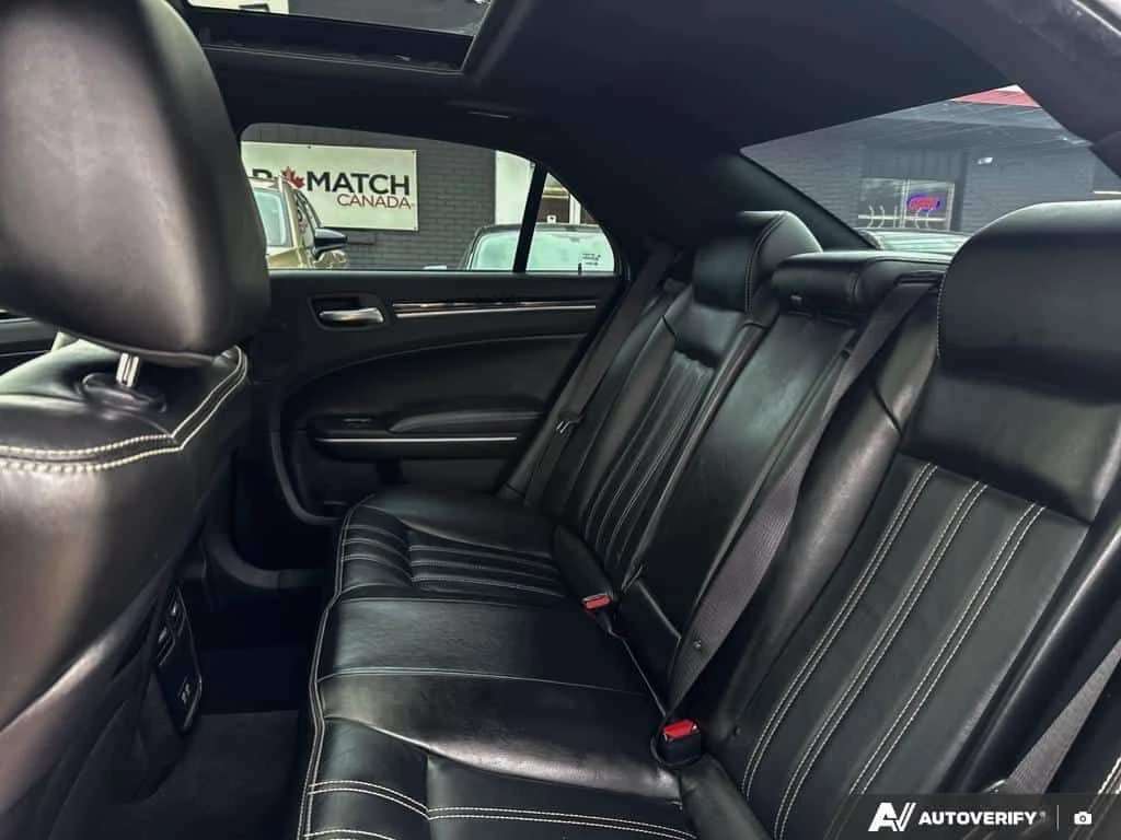 Chrysler 300c * 300S / NO ACCIDENTS / AWD / LEATHER / ROOF / NAV, снимка 9 - Автомобили и джипове - 54055535