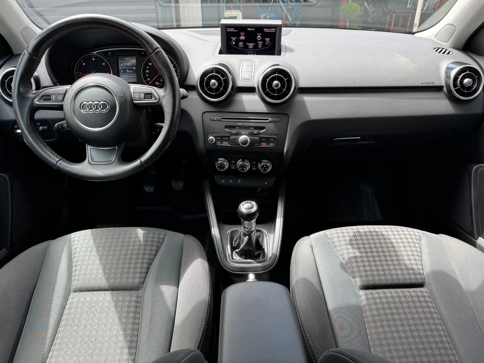 Audi A1 1.6TDi-S Line, снимка 9 - Автомобили и джипове - 54478200