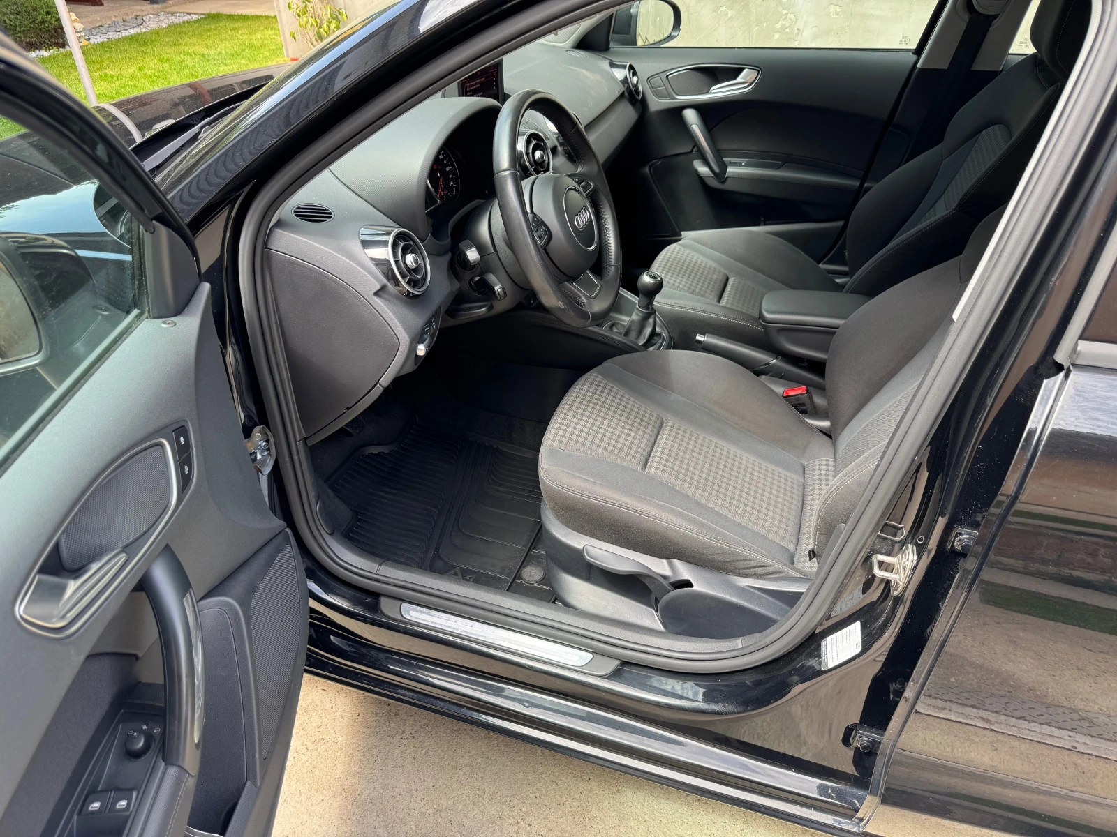 Audi A1 1.6TDi-S Line, снимка 7 - Автомобили и джипове - 54478200