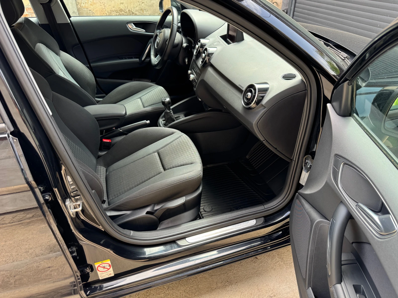 Audi A1 1.6TDi-S Line, снимка 8 - Автомобили и джипове - 54478200