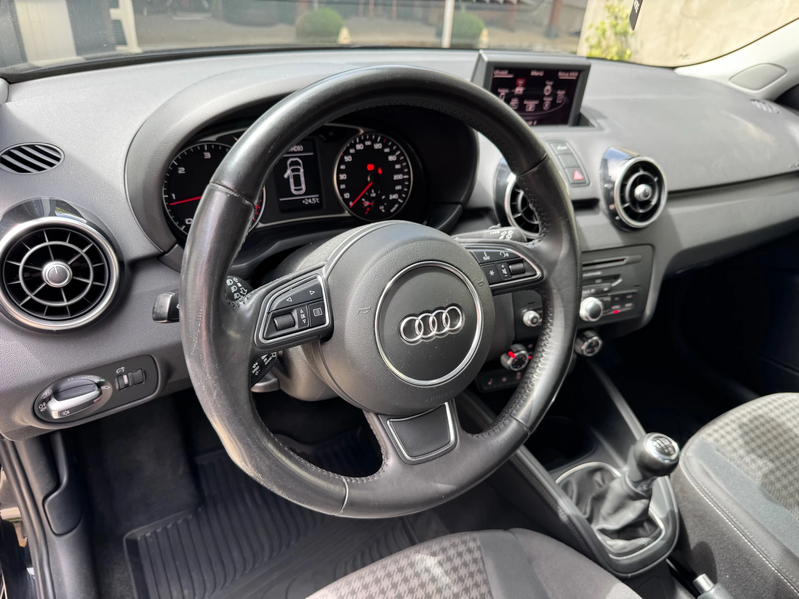 Audi A1 1.6TDi-S Line, снимка 12 - Автомобили и джипове - 54478200