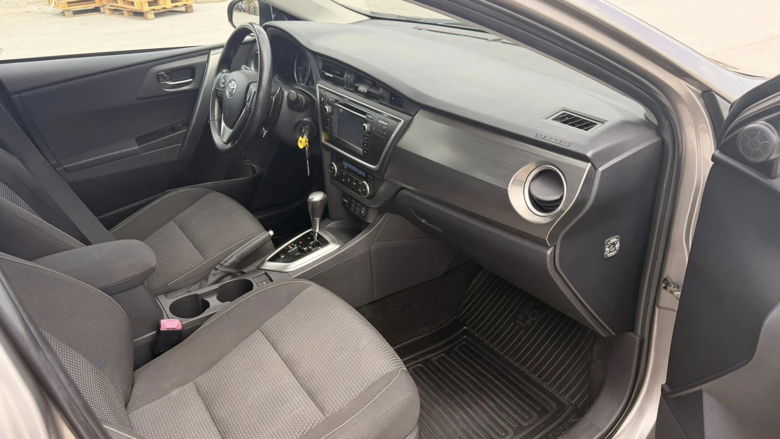 Toyota Auris 1.6 АВТОМАТИК, снимка 10 - Автомобили и джипове - 54573899