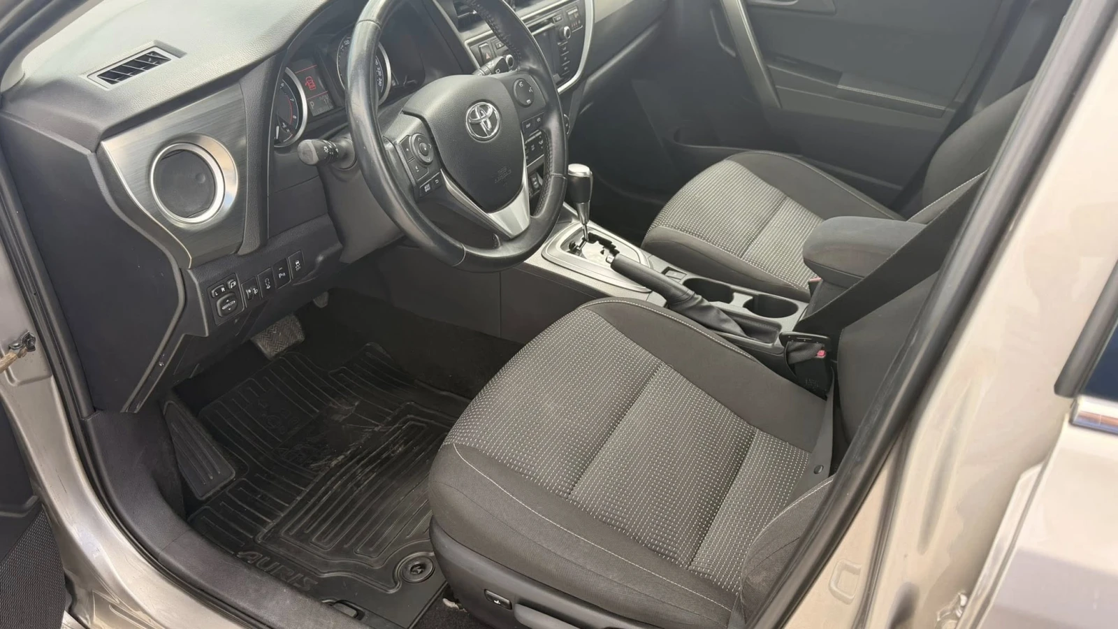 Toyota Auris 1.6 АВТОМАТИК, снимка 11 - Автомобили и джипове - 54573899