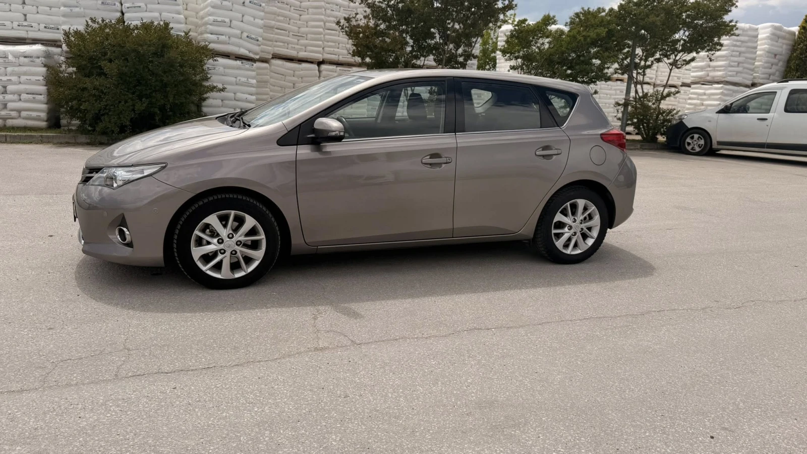 Toyota Auris 1.6 АВТОМАТИК, снимка 8 - Автомобили и джипове - 54573899