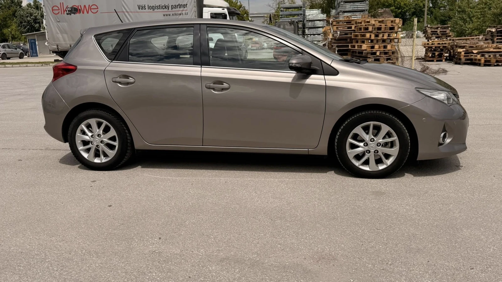 Toyota Auris 1.6 АВТОМАТИК, снимка 3 - Автомобили и джипове - 54573899