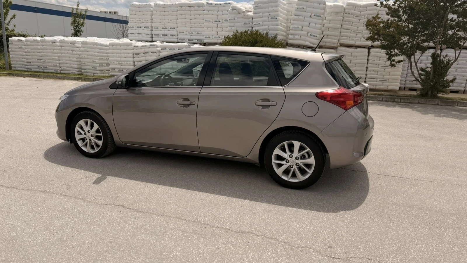 Toyota Auris 1.6 АВТОМАТИК, снимка 5 - Автомобили и джипове - 54573899